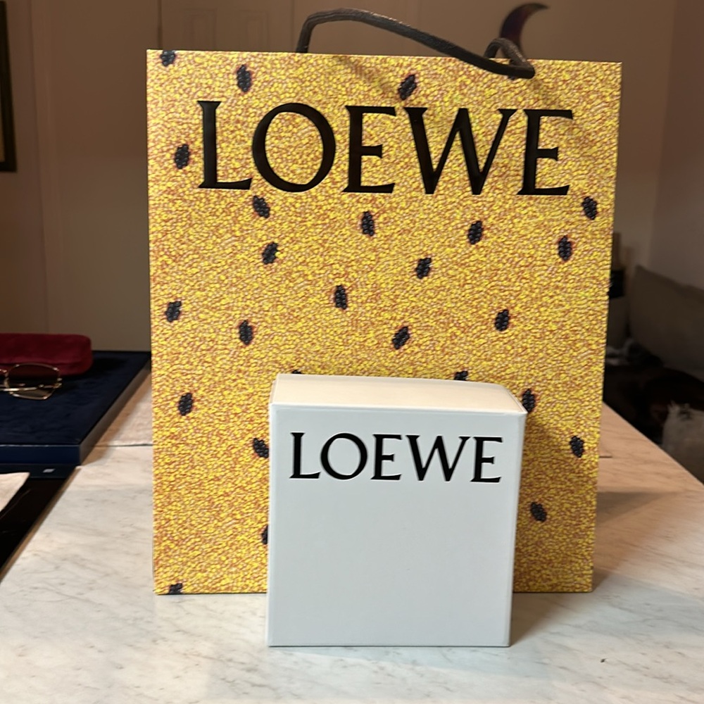 ✨🫐Luxury Designer Bags and Boxes for Sale!
LOEWE SMALL BOX +BAG EXELLENT CON✨🫐 - Picture 7 of 7